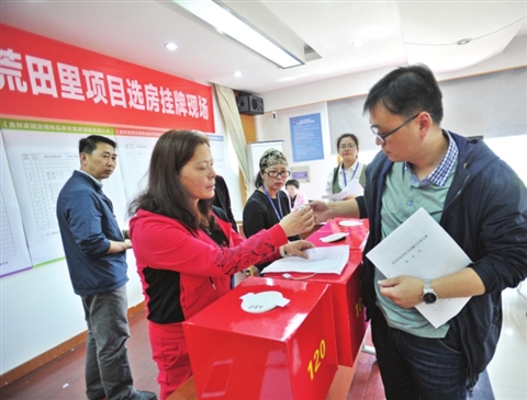 昨天上午,湄长社区相关居民在选房。
