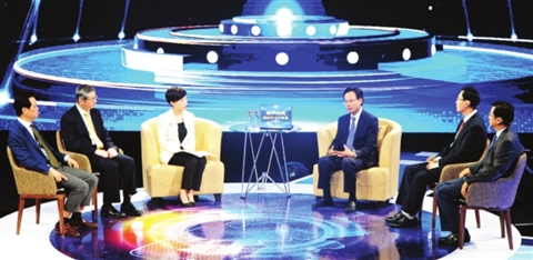就昆山市如何“聚力创新求突破”,苏州市委常委、昆山市委书记姚林荣和专家们进行了探讨。