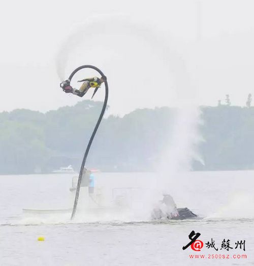 去年嗨翻金鸡湖的水上表演。