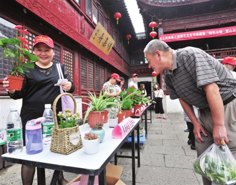 本次义卖的植物均来自于辖区爱心居民的捐赠,售卖所得将全部用来购买垃圾杂物箱,并将送给山塘街部分沿河商家使用。