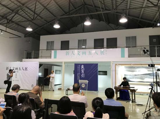 诗歌现场正在上演的古琴与萧合奏的良宵引。