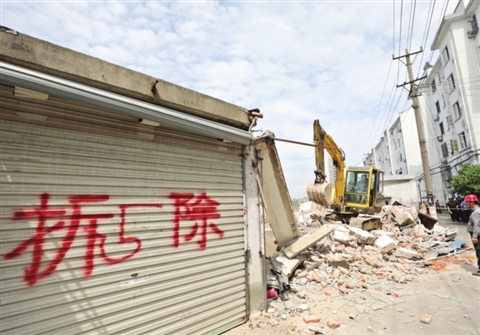 盘溪农贸市场周边启动第二轮整治,位于摇船头的21间违章搭建被拆除。记者徐志强 摄