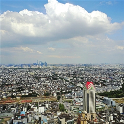 苏州今日出梅,今年全市平均梅雨量比常年偏少62%。昨天,苏州遭遇今年首个高温天,太阳光火辣。 记者徐志强 摄