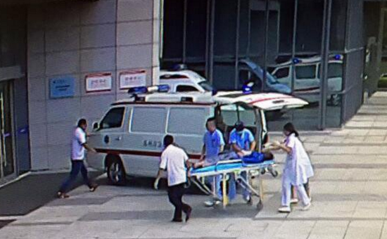 男子被送医抢救。医院供图