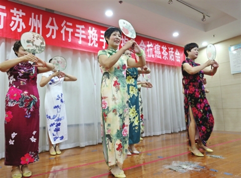 “康乐家园”的成员在表演节目