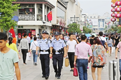 公安民警和辅警在观前街巡逻