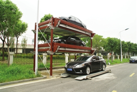 这种微型全自动立体车库占地只需11平方米,可泊下3辆车。