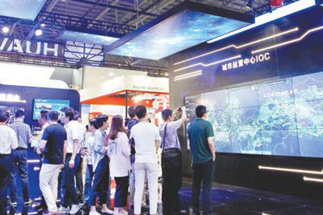 2018昆山进口交易会上,人们在各展台驻足观看