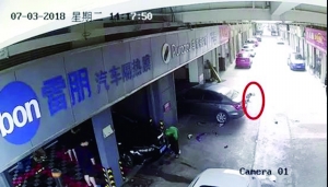 吴江一位父亲在倒车,即将轧到儿子的瞬间 苏州交警供图