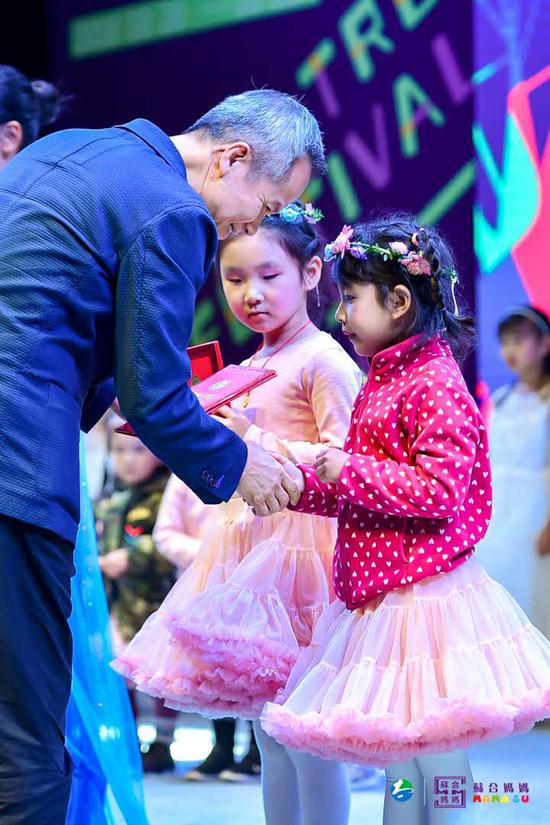 香港演艺学院原院长 国际知名导演 邓树荣先生为苏合妈妈少儿音乐剧团的小朋友颁奖