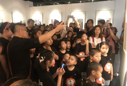 星点米罗艺术中心的小朋友参观画展