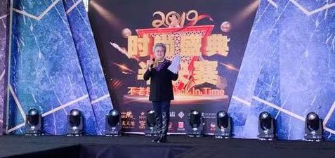 高君慧女士作为评委团主席,在大赛开始之际介绍比赛评分标准,并代表评委团宣读评委公平承诺书。