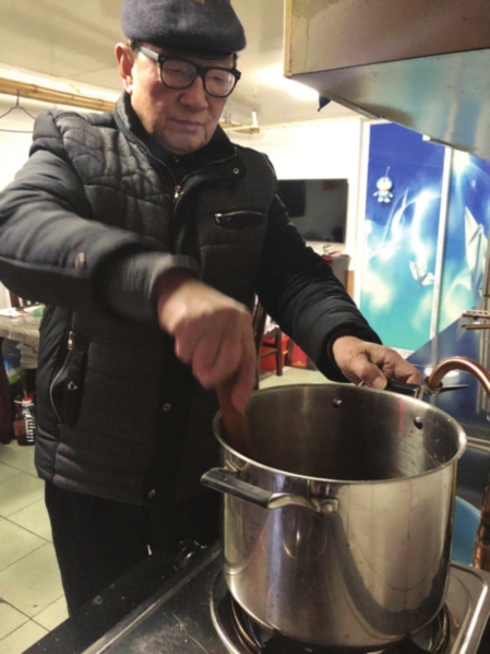 蒋森涌在熬制梨膏糖。□李斯骢 摄