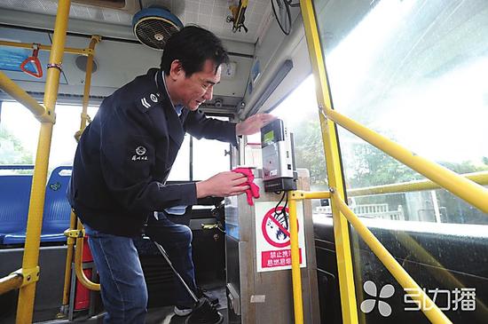 公交驾驶员劳动强度大,岗位要求高,安全责任重。杭兴微摄