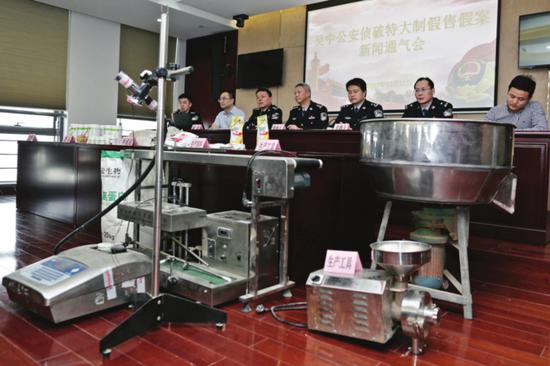 图为被警方缴获的制假工具。图为被警方缴获的制假工具。 □记者 倪黎祥 摄