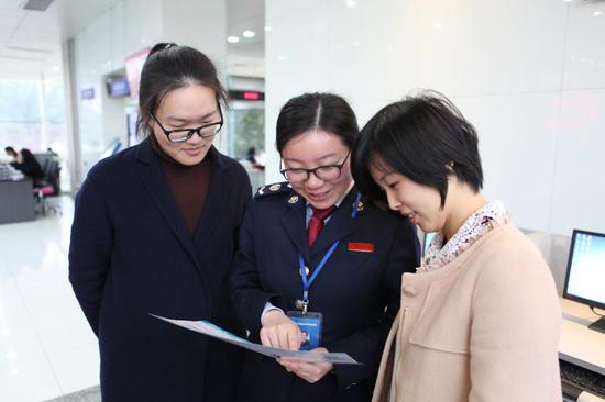 工作人员在给纳税人讲解支付宝申报操作指南