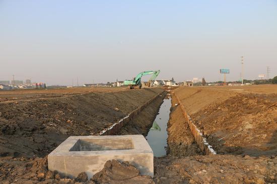 相城区正在进行标准化池塘改造