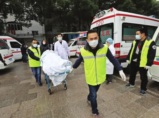 市五院整体搬迁过程中,重病人“一人一车”,配备一名医生、一名护士随车护送。□记者 徐志强 摄
