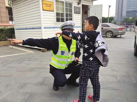 穿着拖鞋的6岁男孩在交警的帮助下平安回家。 □李滢 摄
