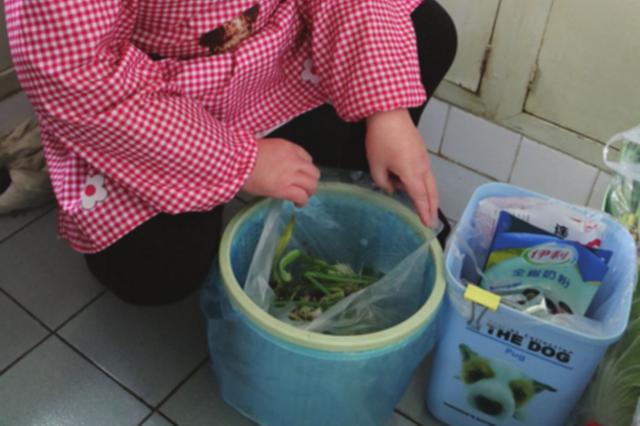 家住姑苏区金阊街道三元四村的章阿姨养成了在家中进行垃圾分类的好习惯。(三元四村社区供图)
