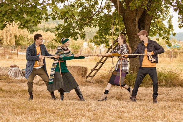 大方朴素的秋冬装 农场里的时装大片