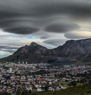 南非上空现飞碟云：曾被误认UFO