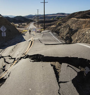 美峡谷公路拱起:几小时通途变废墟