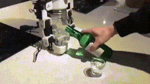 每日有趣GIF图:机器人与人对酌 每日有趣GIF图:机器人与人对酌