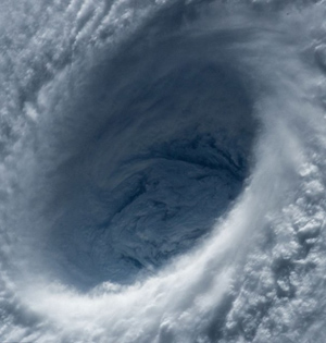 从空中看地球:巨大台风眼