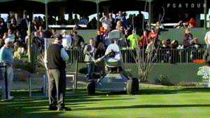 每日有趣GIF图：机器人打高尔夫