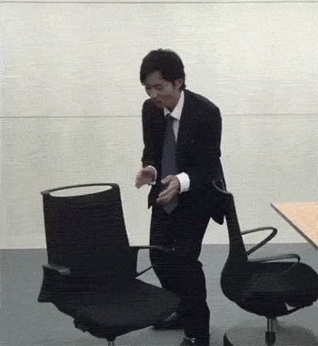 GIF:神奇椅子拍拍手就能自动归位