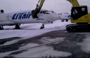 GIF图：俄员工被炒挖掘机砸客机