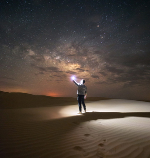摄影师荒漠中拍银河美景星光灿烂