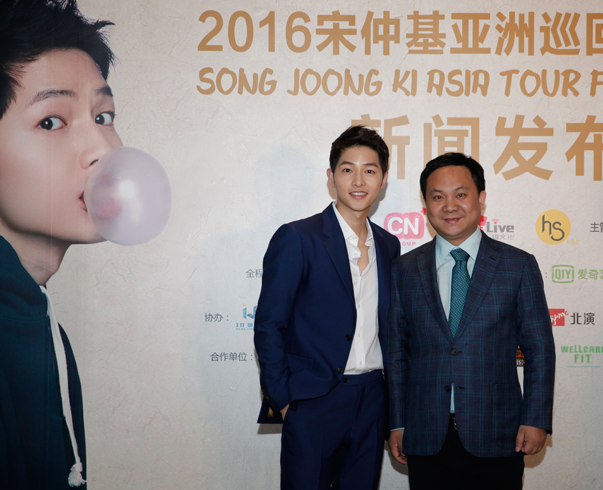 宋仲基和韩坤(右)