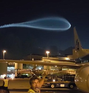机场上空现巨型UFO：形状似精子