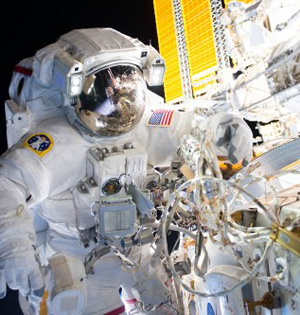 国际空间站宇航员进行太空行走