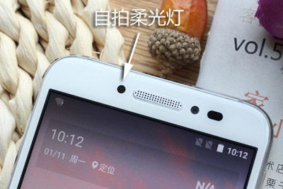 配备前置柔光灯 TCL双面玻璃手机520评测