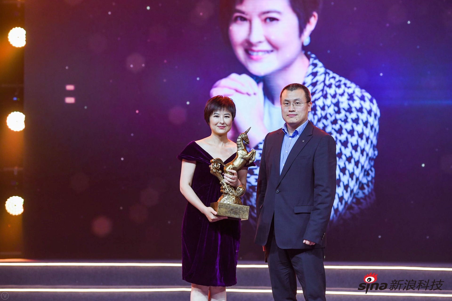 紫牛基金创始管理合伙人张泉灵领奖