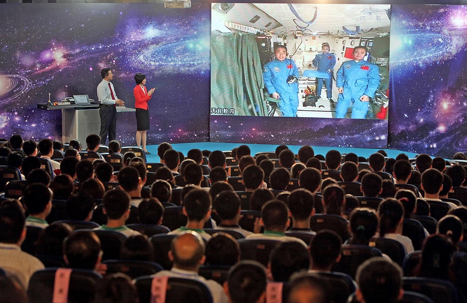 2013年6月20日，执行神舟十号任务的航天员聂海胜、张晓光、王亚平相互合作，分工明确，为地球上的孩子们上了一堂太空科学课