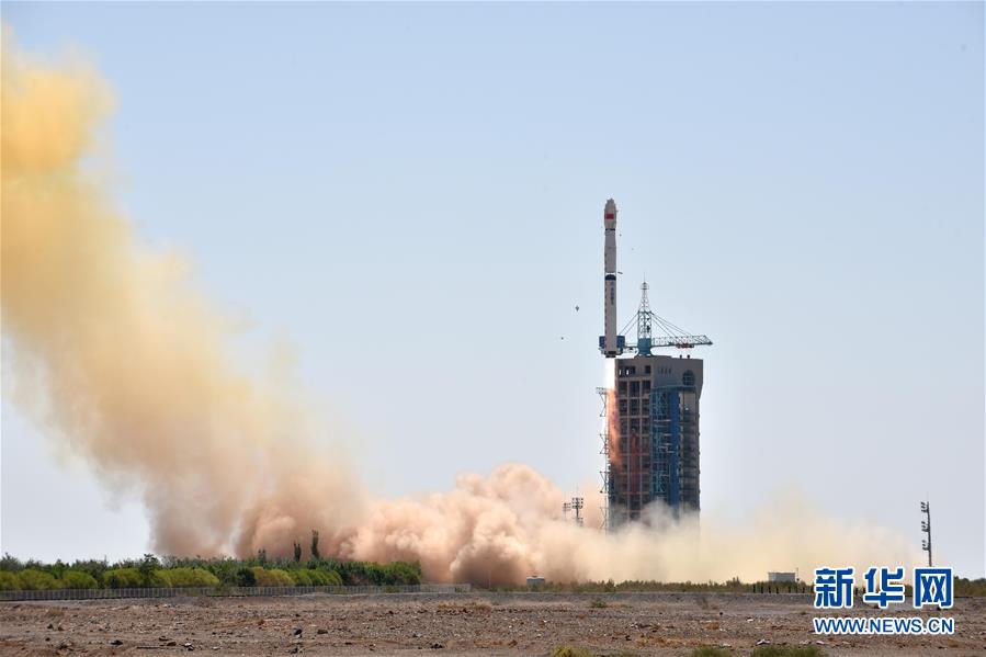 6月15日11时00分，我国在酒泉卫星发射中心用长征四号乙运载火箭，成功发射硬X射线调制望远镜卫星“慧眼”。这次发射还搭载了国内外3颗小卫星。新华社发（甄哲 摄）