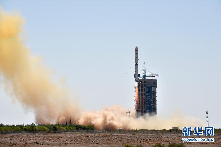 6月15日11时00分，我国在酒泉卫星发射中心用长征四号乙运载火箭，成功发射硬X射线调制望远镜卫星“慧眼”。这次发射还搭载了国内外3颗小卫星。新华社发（甄哲 摄）
