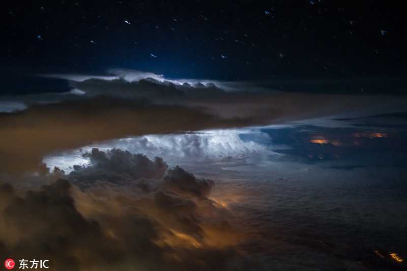 厄瓜多尔飞行员高空拍摄雷暴震撼景象
