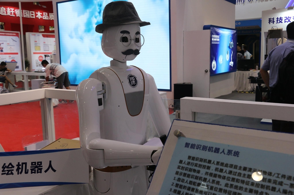 以“创新创业创造，迎接智能社会”为主题的2017世界机器人大会于今日下午正式开幕，100多家国内外机器人顶尖企业将携手各种炫酷的机器人军团亮相。