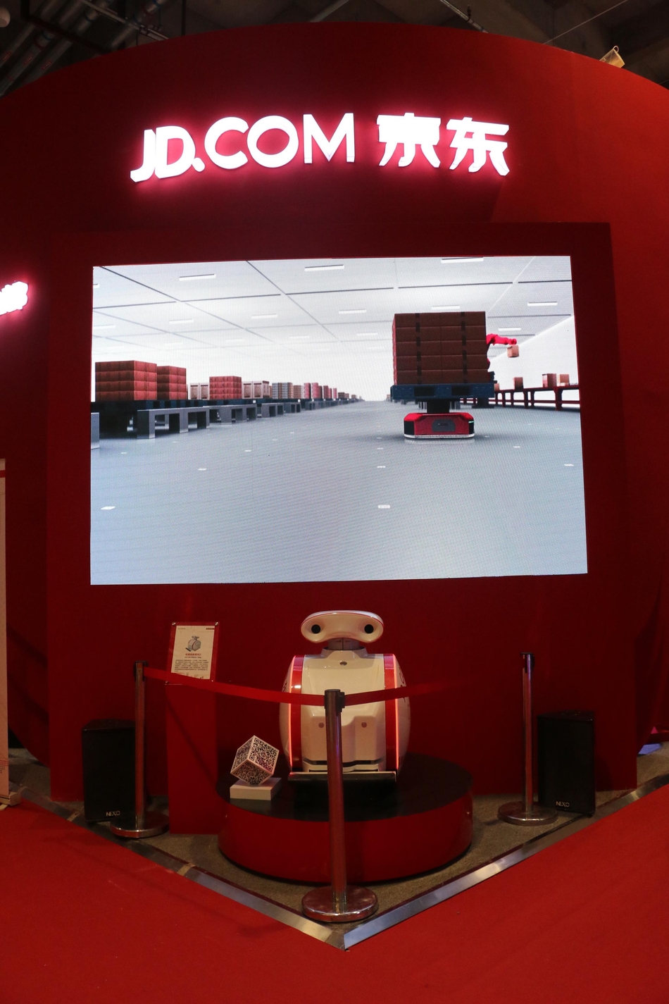 可以主刀外科手术的达芬奇手术机器人，惟妙惟肖的机器人钢琴家，“三头六臂”的智能协作机器人······，新浪科技带你提前探营2017世界机器人大会的展览现场，一起来看看这场现实版 “机器人总动员”。