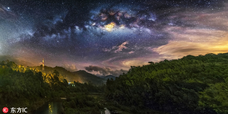 摄影师旅拍银河与火山交相辉映美景 摄影师旅拍银河与火山交相辉映美景