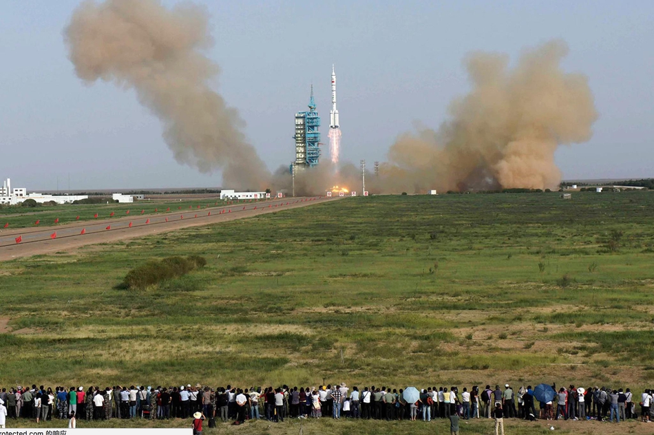 2012年6月16日，神舟9号飞船发射升空，搭载三名中国航天员：指令长景海鹏，航天员刘旺和中国第一位女宇航员，河南姑娘刘洋。