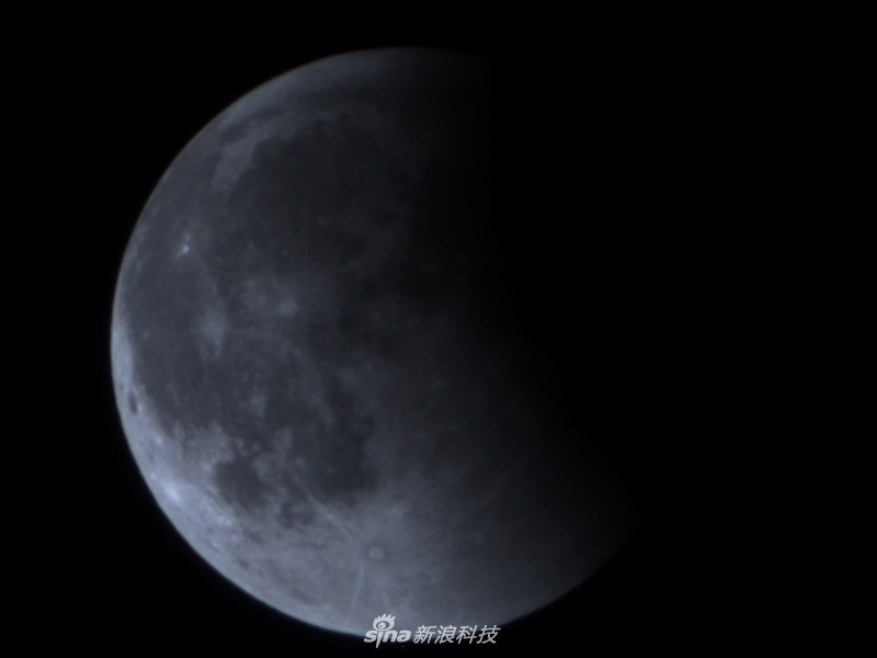 如果你已错过今年元旦的超级月亮，没关系！1月31日月亮女神上演“月全食血月+超级月亮+蓝月”三景合一天文奇观，150多年一遇！更多精彩尽在专题：http://tech.sina.com.cn/zt_d/2018lunareclipse