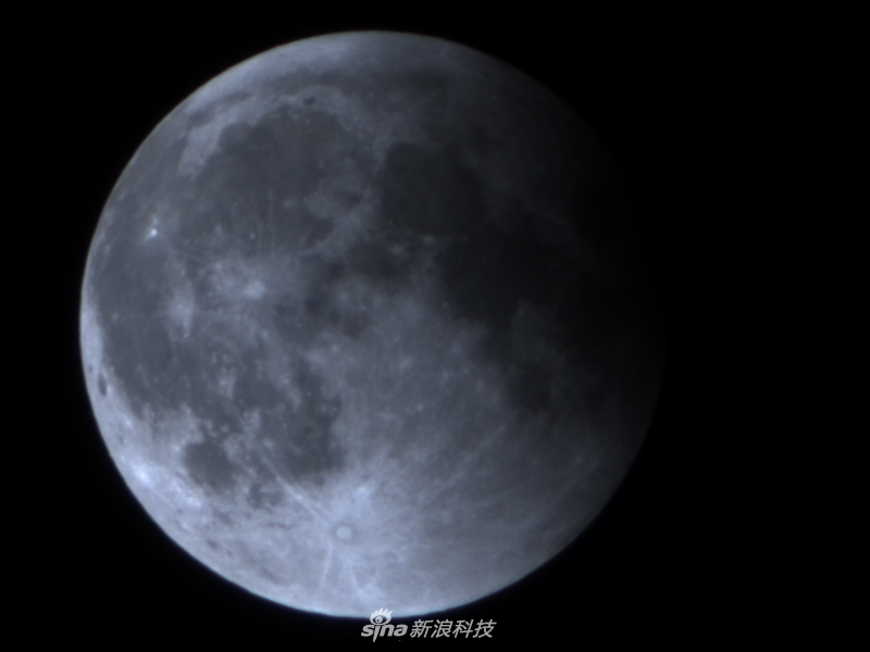 如果你已错过今年元旦的超级月亮，没关系！1月31日月亮女神上演“月全食血月+超级月亮+蓝月”三景合一天文奇观，150多年一遇！更多精彩尽在专题：http://tech.sina.com.cn/zt_d/2018lunareclipse