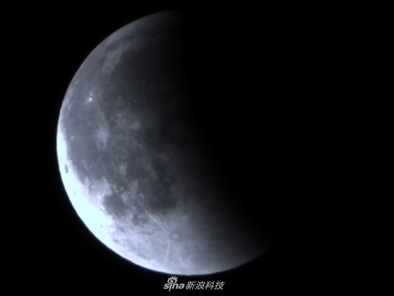 如果你已错过今年元旦的超级月亮，没关系！1月31日月亮女神上演“月全食血月+超级月亮+蓝月”三景合一天文奇观，150多年一遇！更多精彩尽在专题：http://tech.sina.com.cn/zt_d/2018lunareclipse