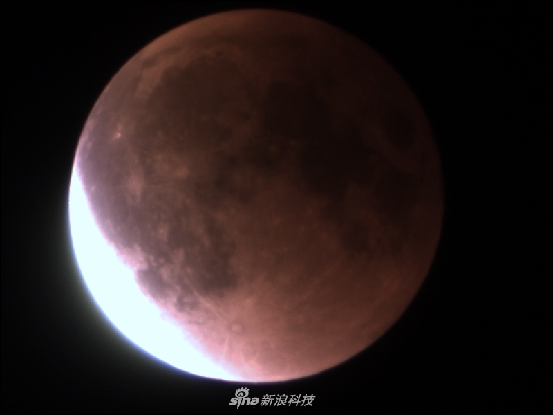 如果你已错过今年元旦的超级月亮，没关系！1月31日月亮女神上演“月全食血月+超级月亮+蓝月”三景合一天文奇观，150多年一遇！更多精彩尽在专题：http://tech.sina.com.cn/zt_d/2018lunareclipse
